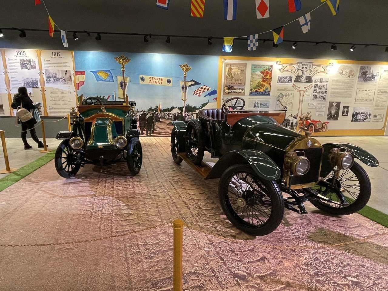 Открылась выставка с уникальными дореволюционными машинами