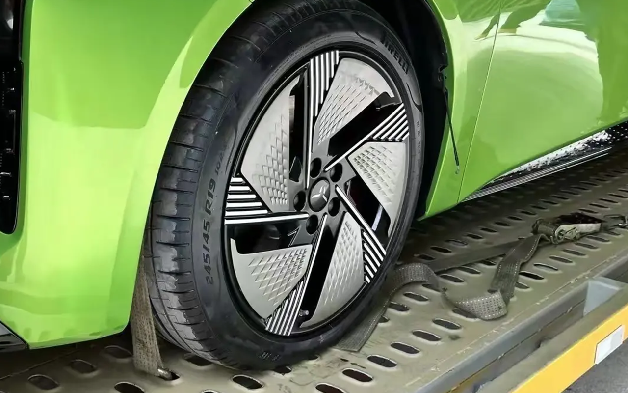 В Шанхае покажут новый седан Hongqi с запасом хода 1 тыс. км