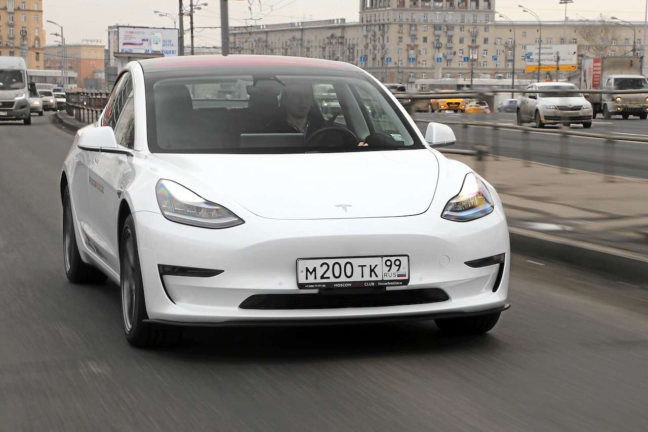 Видеотест Tesla Model 3: бензиновые, догоняйте!