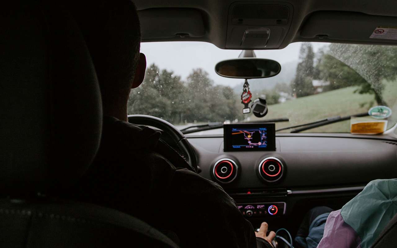 Сотрудник ГИБДД требует убрать планшет с торпедо – он прав?