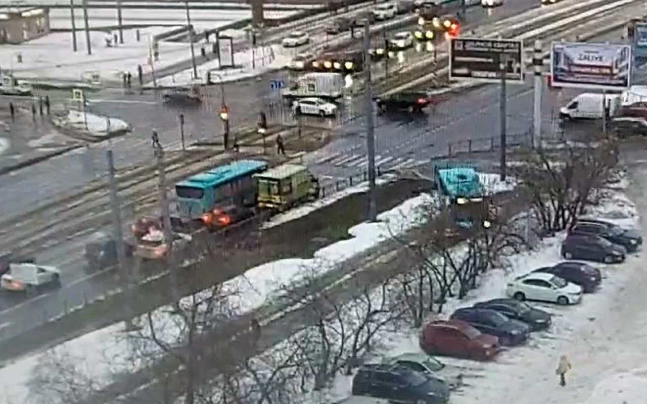 У водителя онемела нога: автобус выехал на тротуар и сбил 5 человек