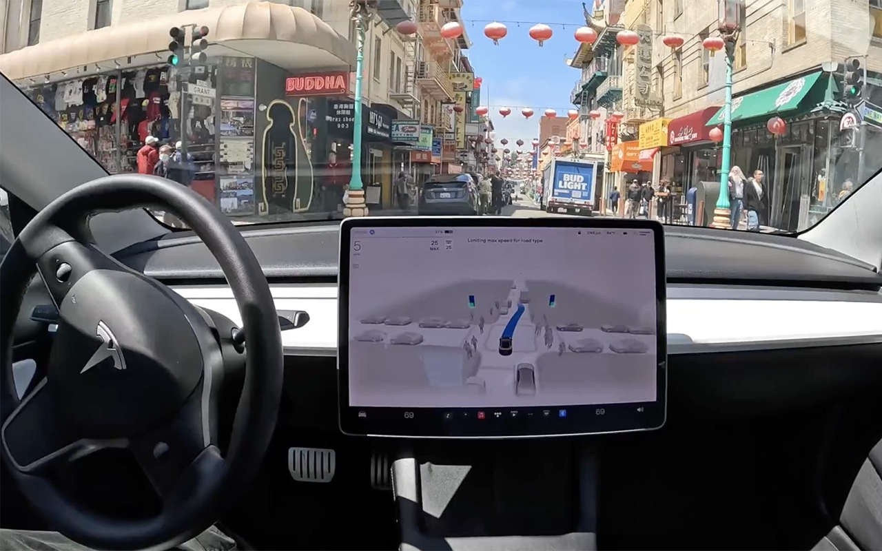 Tesla в режиме автопилота