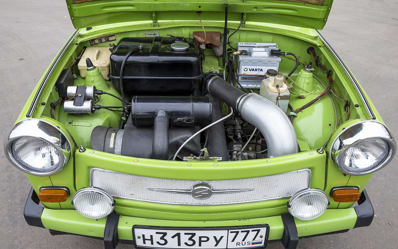 Двухцилиндровый двигатель — двухтактный, работает на смеси бензина и масла.