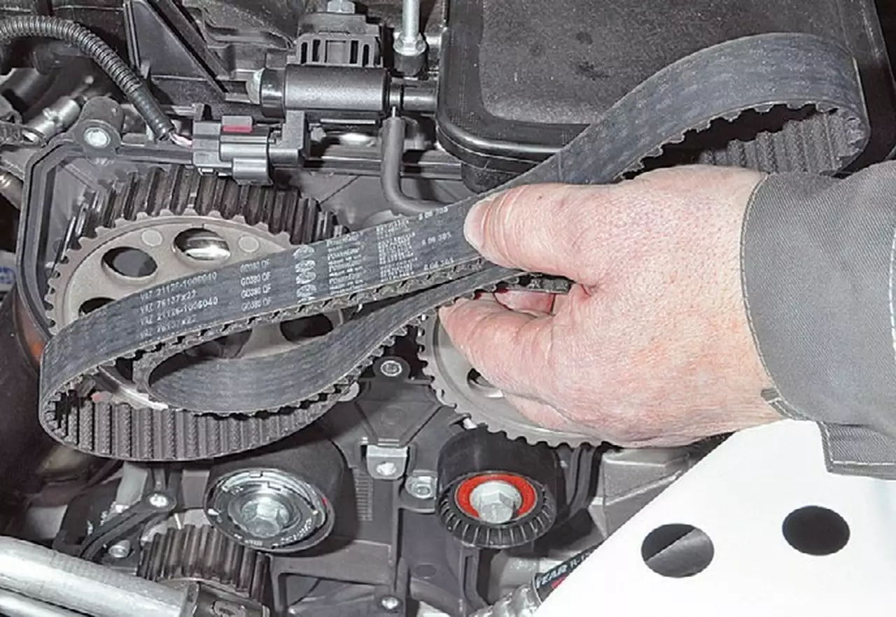  …и, сняв ремень с остальных шкивов, вынимаем его.