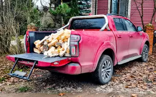 В начале зимы довелось использовать пикап по назначению. В кузов спокойно влезает больше кубометра дров. В торце откидного борта удобная подножка, а сам борт оснащен газовыми доводчиками.