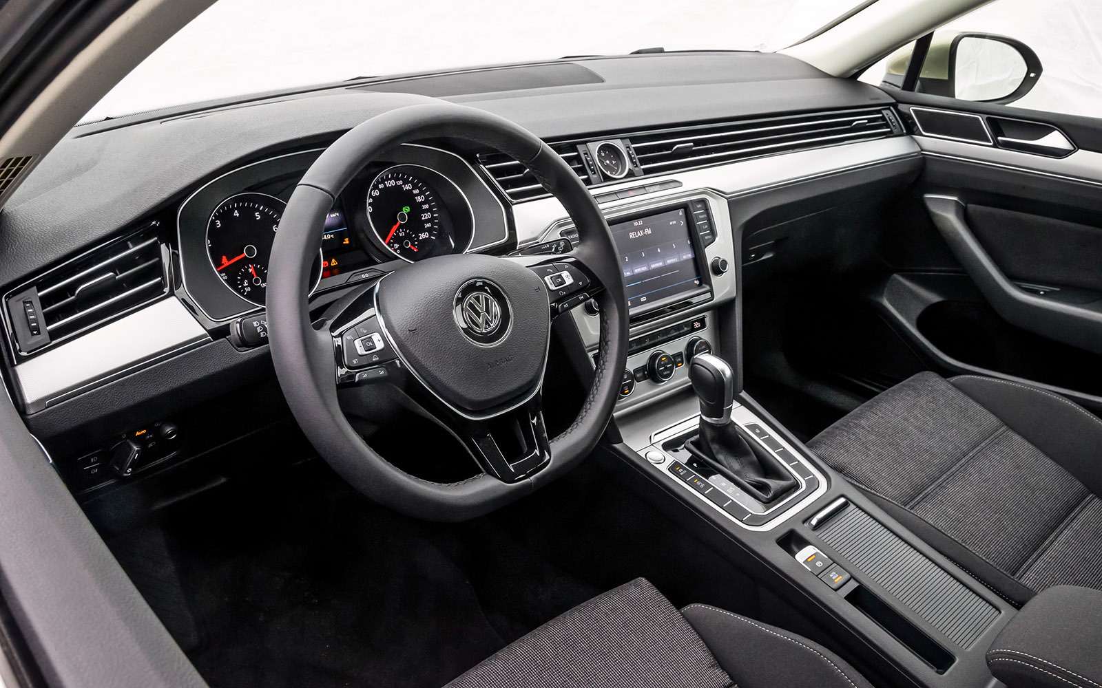 Volkswagen Passat Alltrack 2021 салон