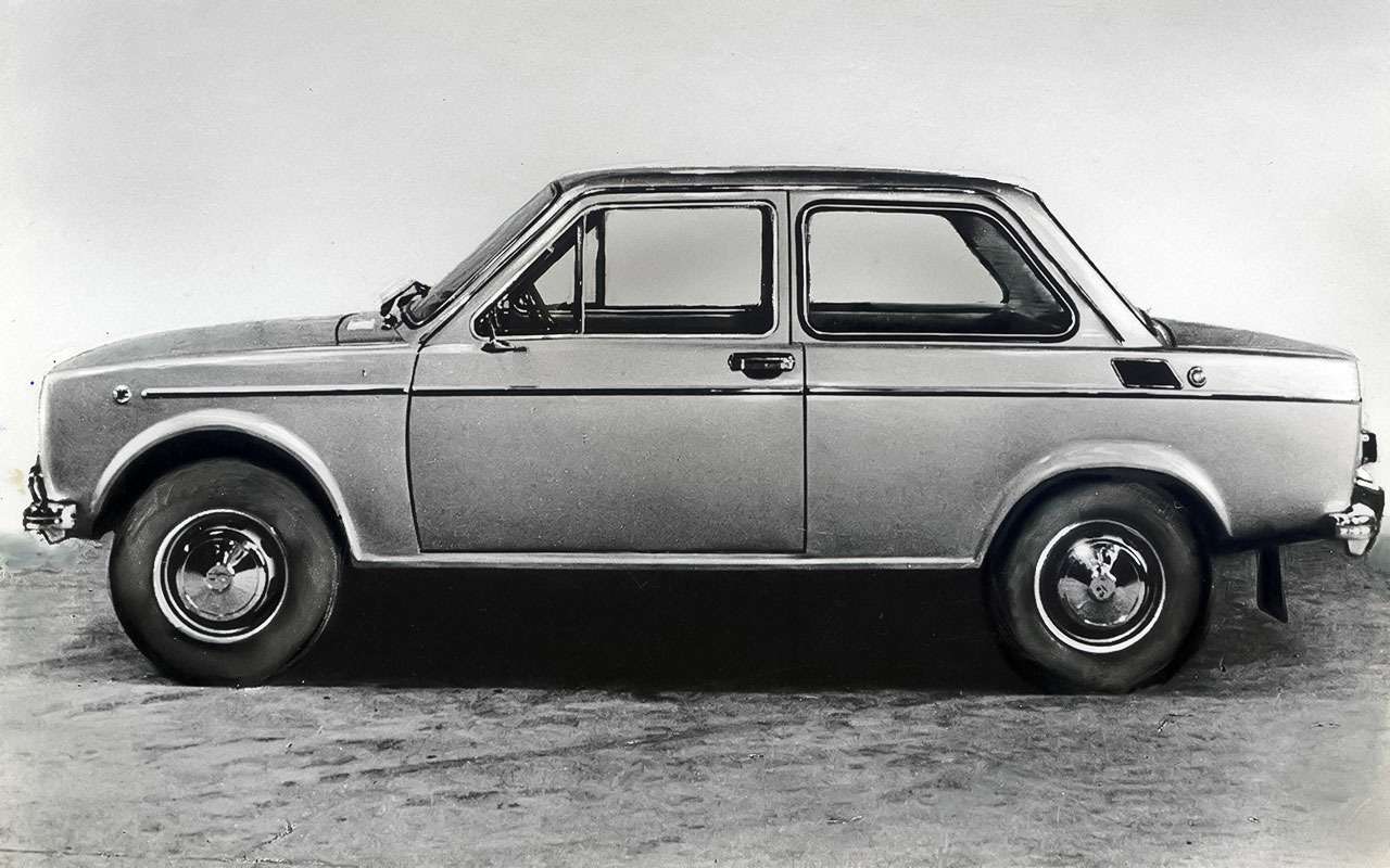 Первый хэтчбек (тогда именуемый фастбек) признали некрасивым и в начале 1970-х сделали образец, представляющий собой двухдверный автомобиль по мотивам ВАЗ-2101. В интерьере тоже использовали жигулевские детали. До начала производства Таврии оставалось еще полтора десятилетия…