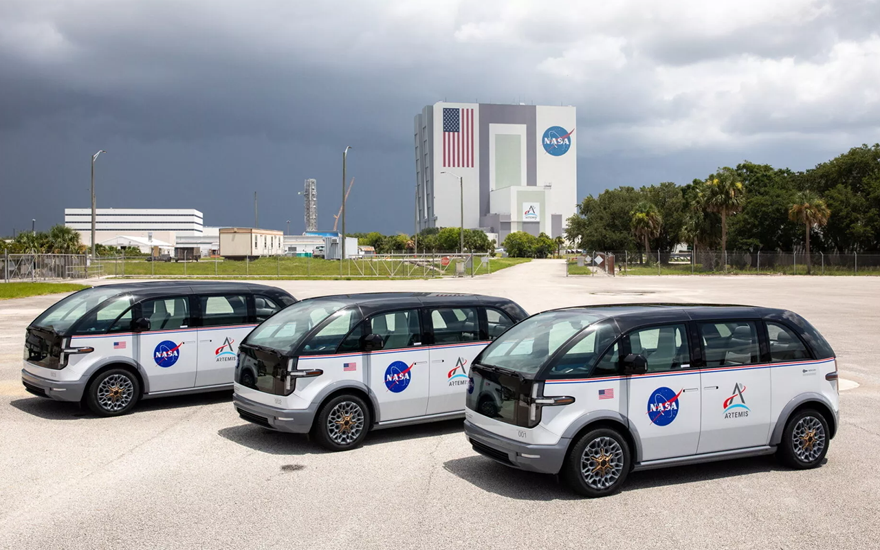 Астронавты NASA пересели на новые электрокары