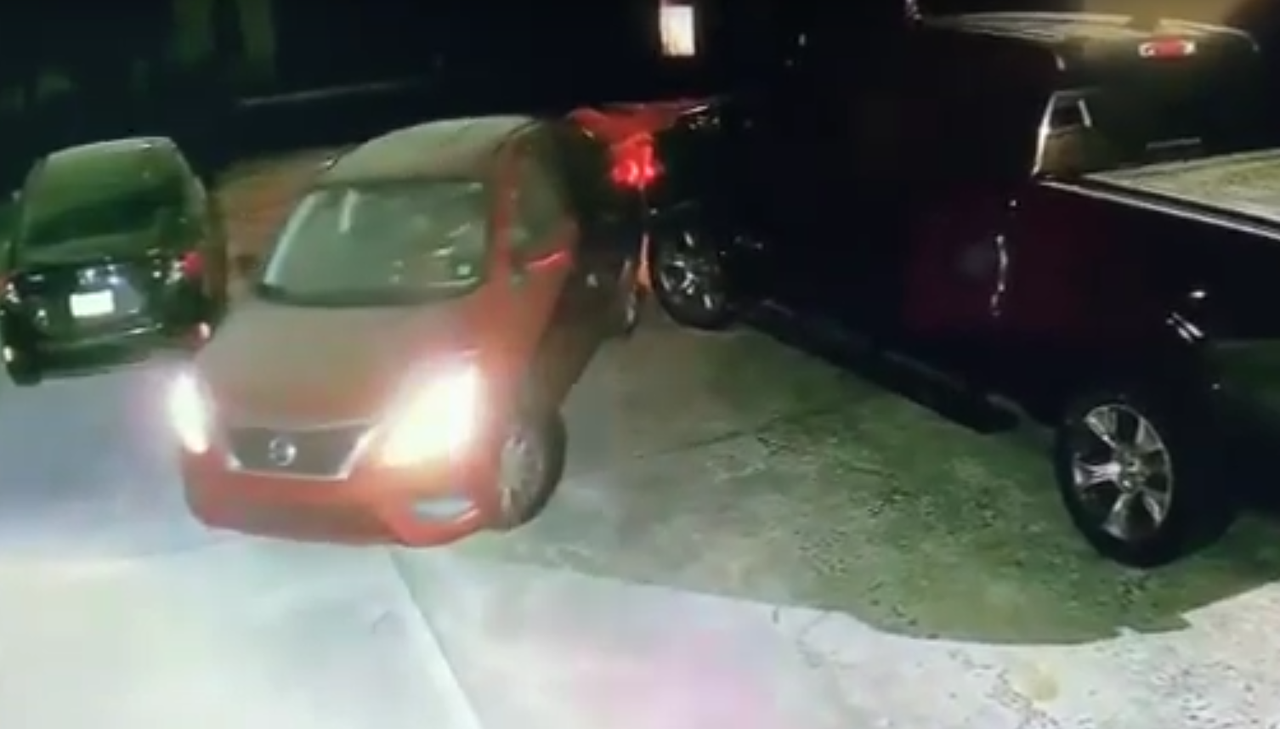 Кто ж так выезжает с парковки?!? - 27 миллионов просмотров!