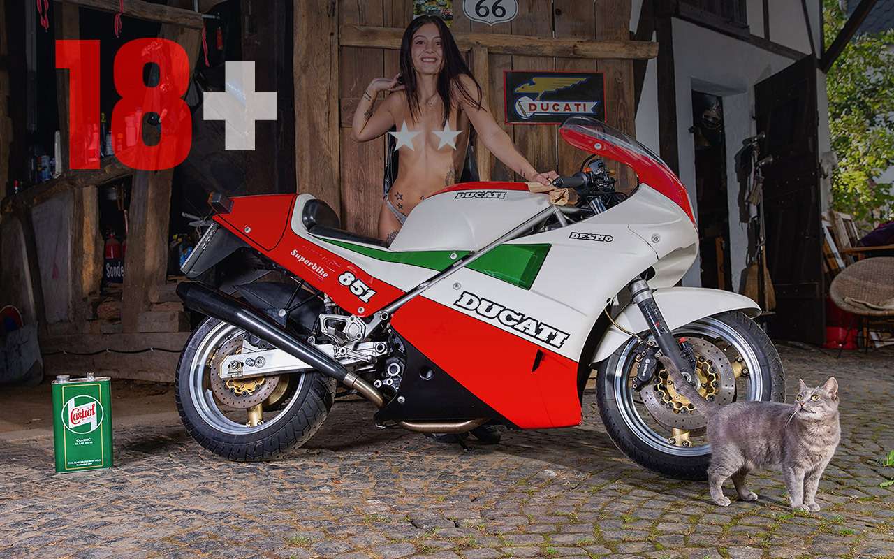 Девушки и культовые байки: календарь-2022