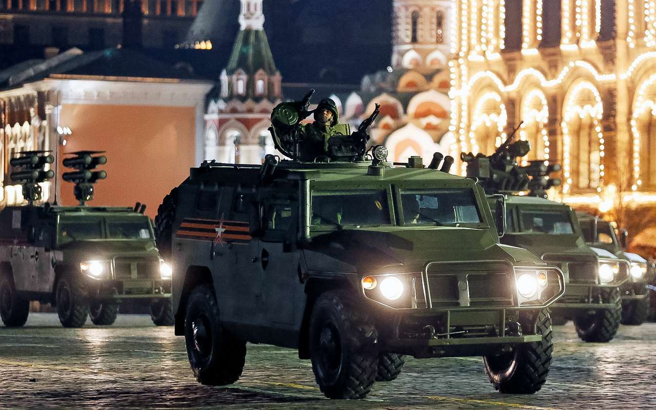 Ночная репетиция Парада Победы на Красной площади. На переднем плане обычный, командирский броневик «Тигр-М». За ним идут «Тигры» с ракетным комплексом «Корнет-Д1» разработки Тульского КБ приборостроения. На боевой машине – две автоматически выдвигаемые пусковые установки с прицельными системами на 4 контейнера с противотанковыми управляемыми ракетами (могут поражать и воздушные цели). Для перевода из походного положения в боевое нужно всего 7 секунд.