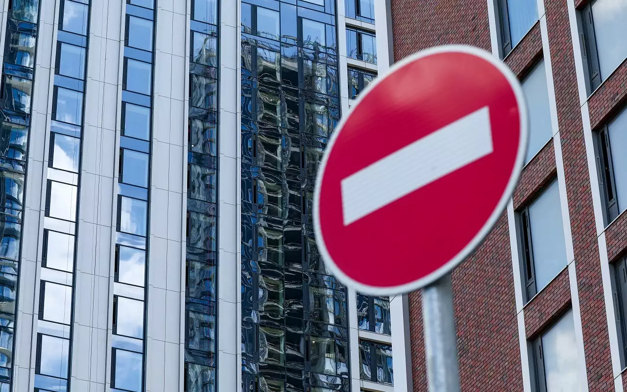 Живете в этом доме? Возите паспорт с пропиской – и спокойно езжайте под знак