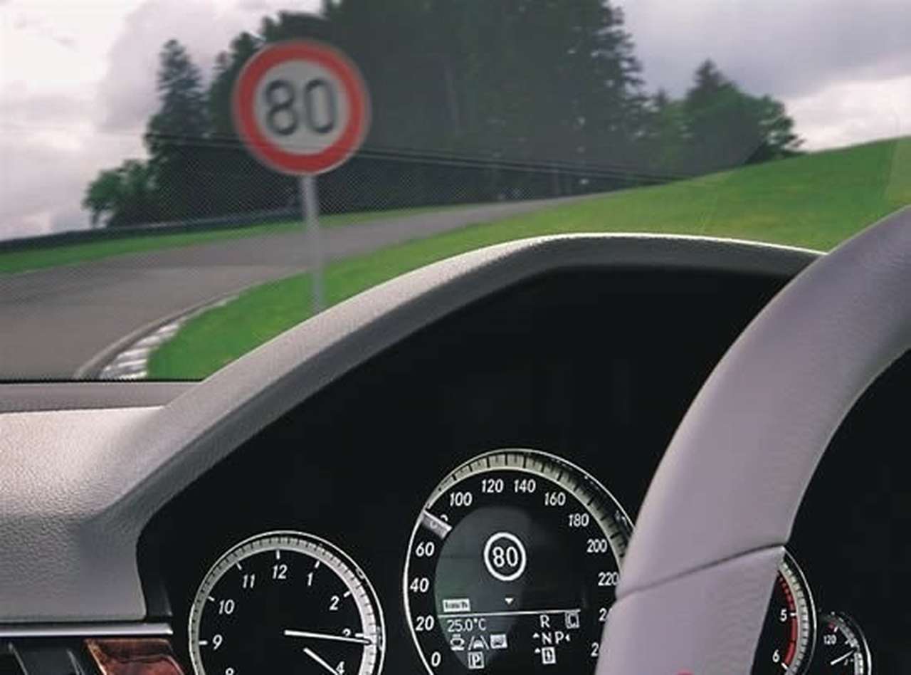 Mercedes-Benz распознает дорожные знаки