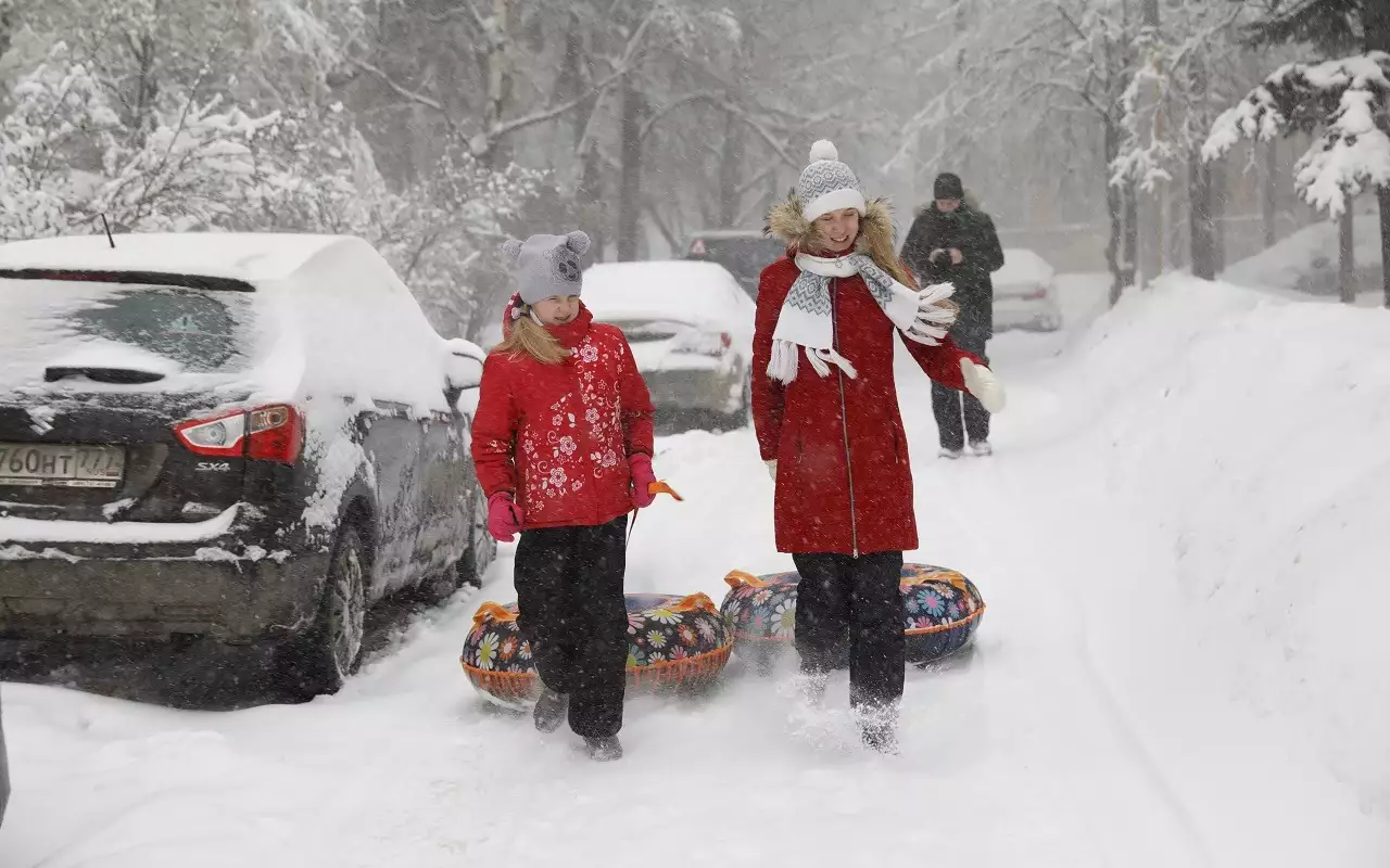 Какой штраф грозит за езду с привязанной к машине «ватрушкой»