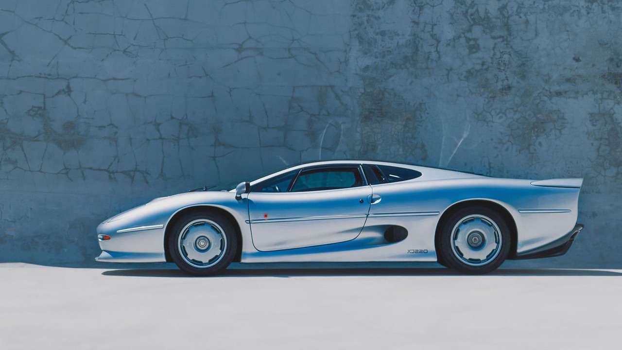Полмиллиона за мечту: культовый Jaguar XJ220 почти без пробега