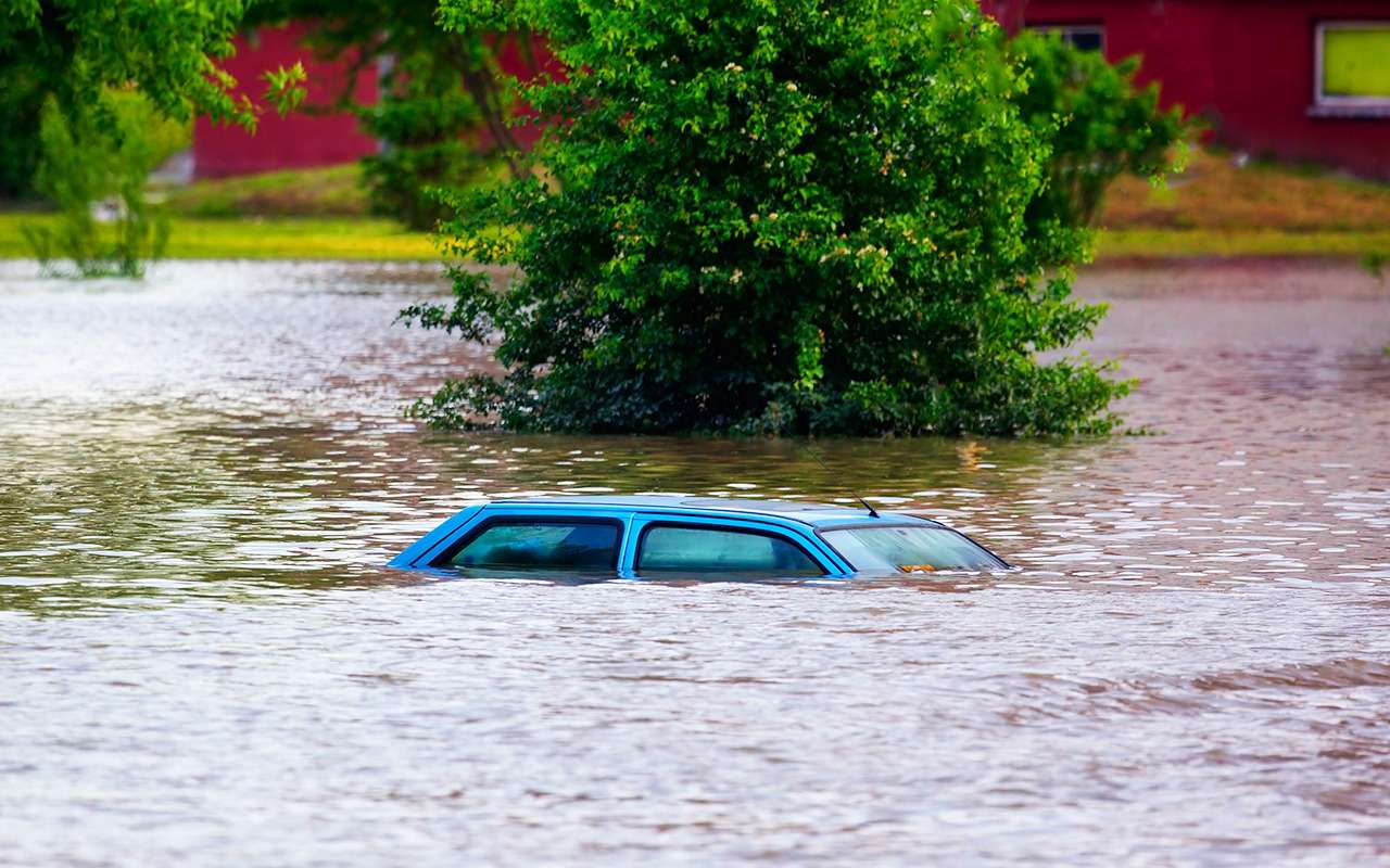 Последствия урагана «Харви» в США в августе 2017 года. Под водой оказалось около миллиона (!) автомобилей. Часть из них страховые компании приведут в порядок и вернут владельцам, наиболее пострадавшие – утилизируют. А некоторые машины продадут на аукционах и, возможно, они выйдут «сухими» из воды, но уже на рынках Европы. На «утопленниках» делают приличные деньги.