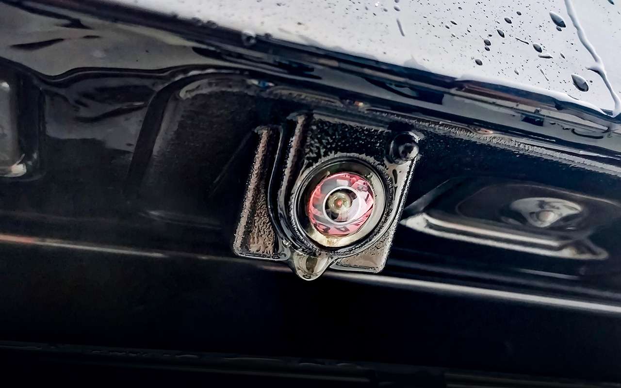 Миниатюрная форсунка незаметна, если не смотреть буквально в упор.