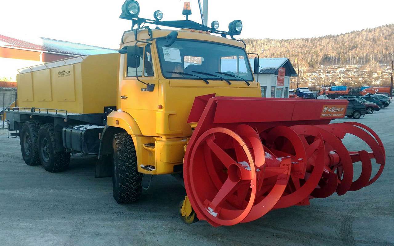 Новый снегоуборщик КАМАЗ: перекидает 3,5 тонны за час