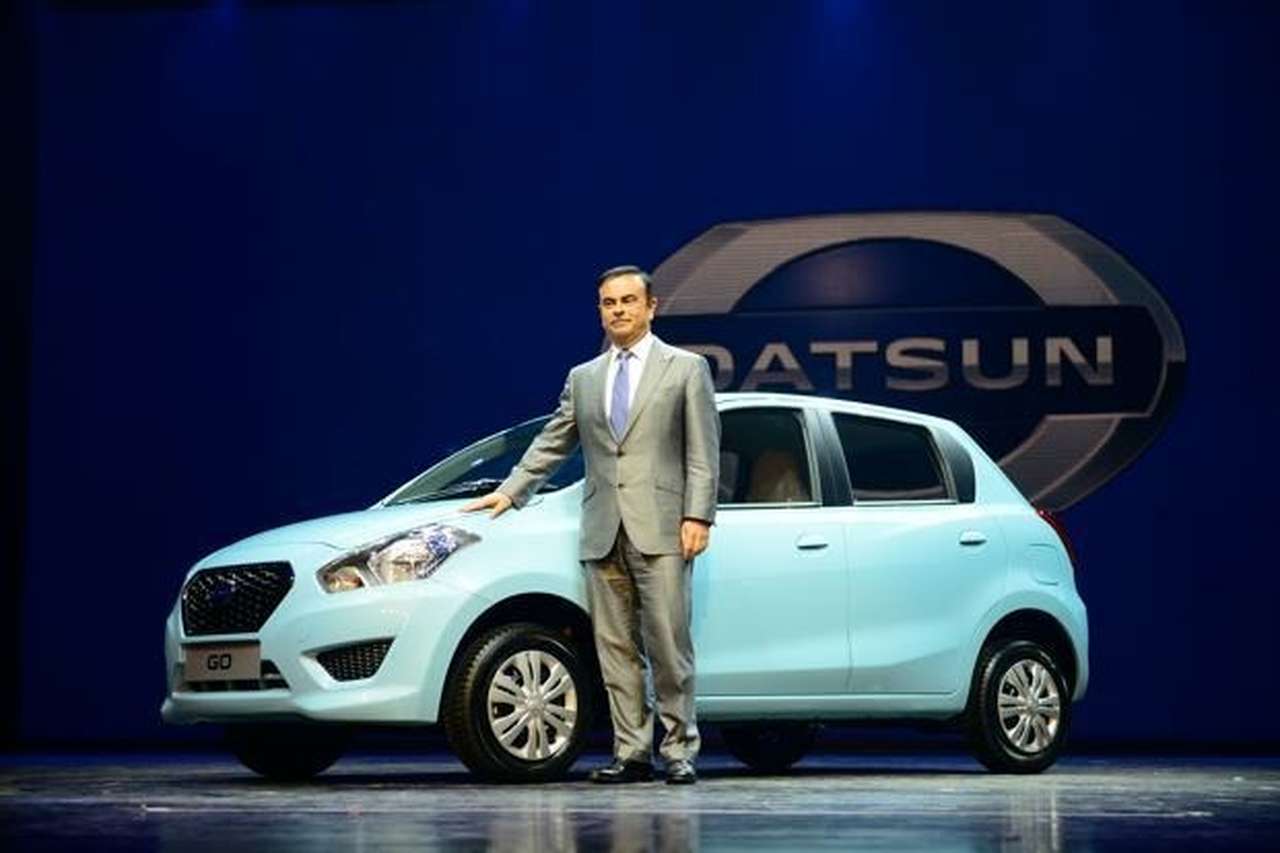 Глава альянса Карлос Гон  позирует у автомобиля Datsun в Индии