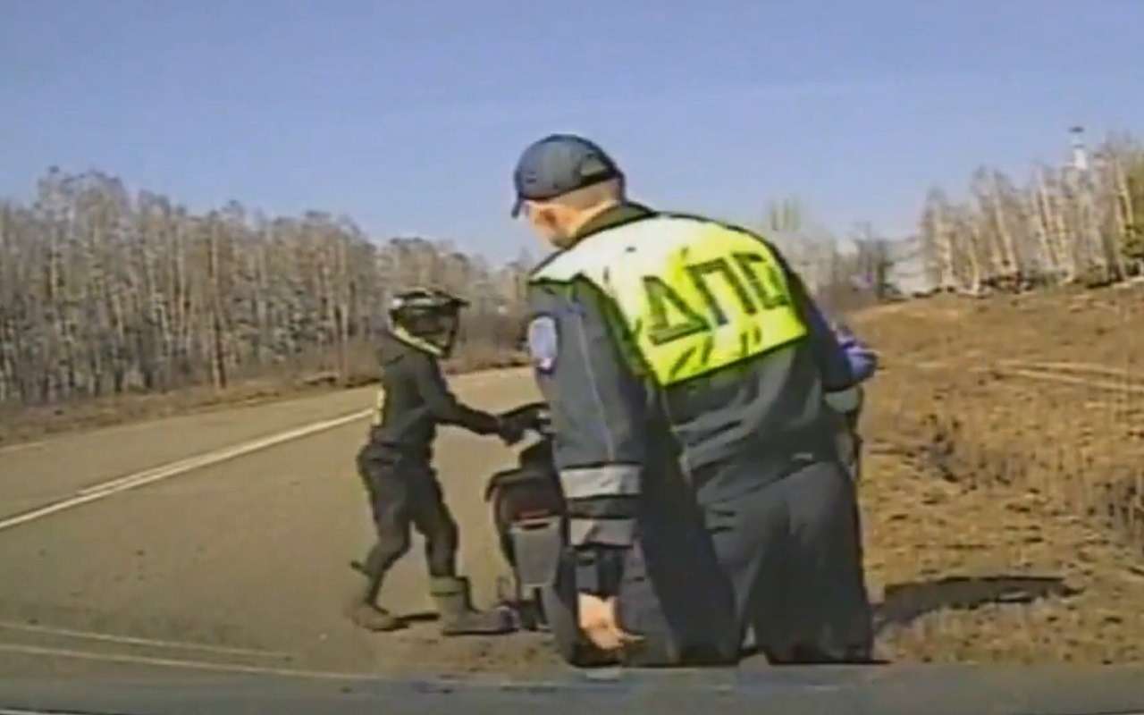 Жительница Красноярского края дважды оштрафована за передачу управления мопедом сыну-пятикласснику