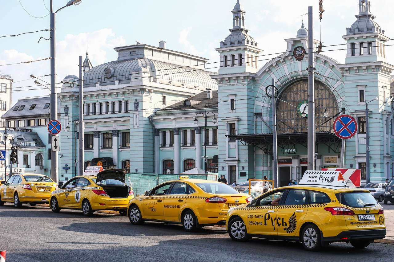 Hyundai Solaris и Ford Focus стали самыми популярными автомобилями такси в Москве