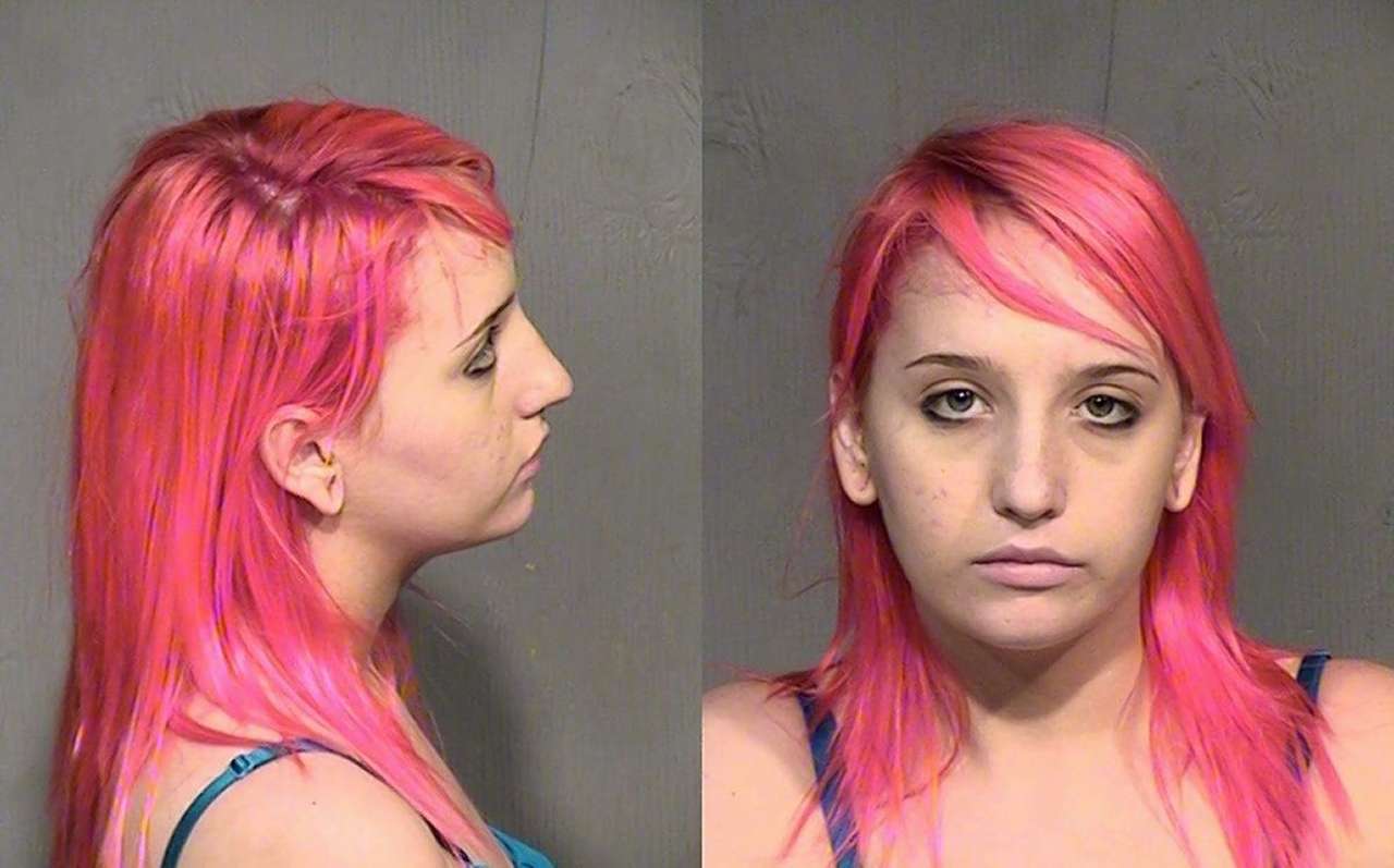 Наркоманка забыла переноску с младенцем на крыше автомобиля