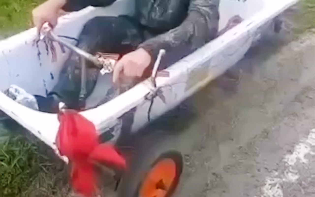 В Краснодарском крае остановили мужчину на ванне с мотором