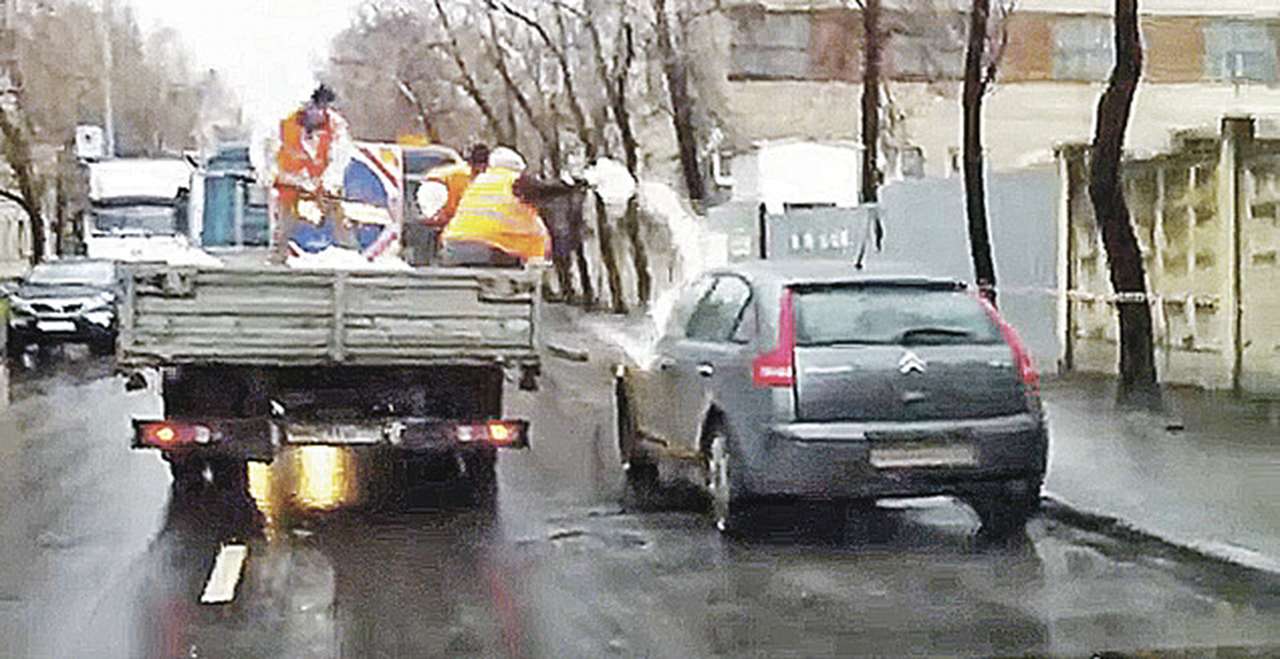 В Москве реагентами посыпают и автомобили, и пешеходов