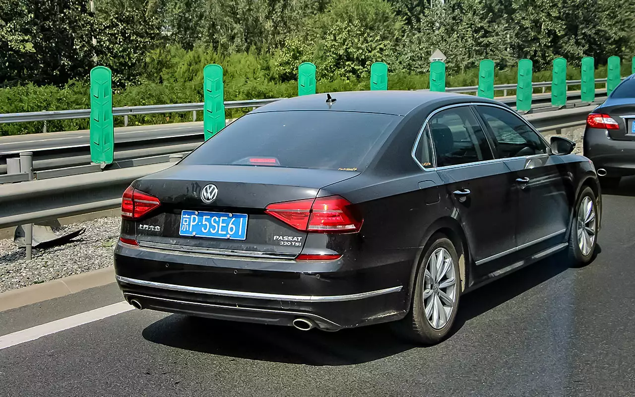 Как и в США, китайский Passat сильно отличается от того, что продается у нас. От Пассата в кузове B7 его можно отличить по гораздо большим габаритам, дополнительной форточке в задних стойках и иной задней части.