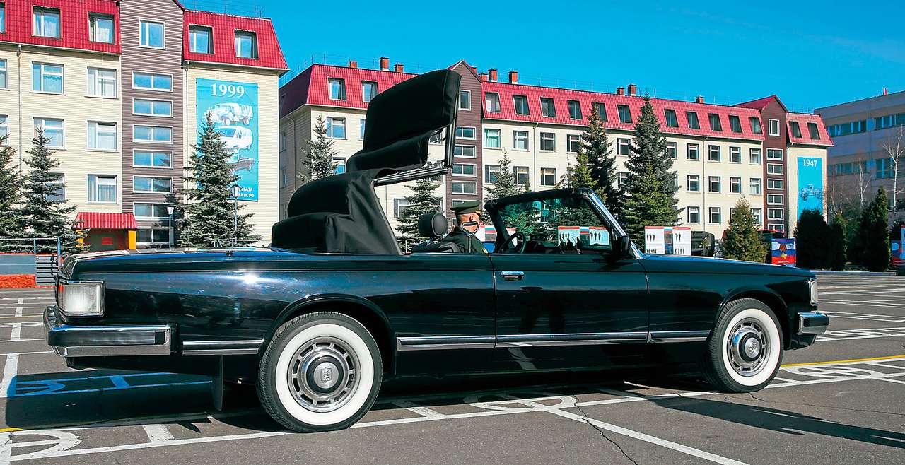 Матерчатая крыша складывается автоматически. Вручную нужно лишь защелкнуть фиксаторы на рамке ветрового стекла.