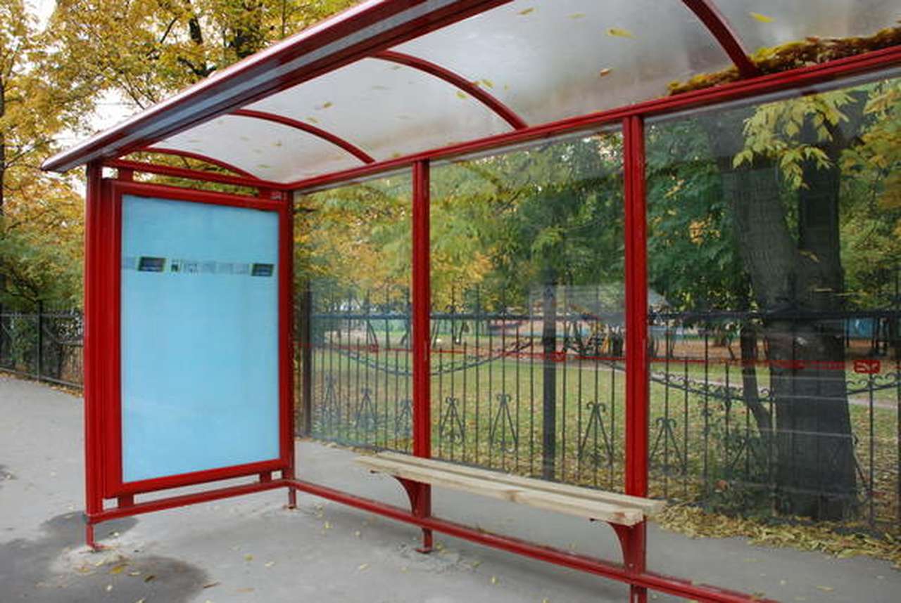 «Синие ведерки» придумали ограждение для остановок общественного транспорта