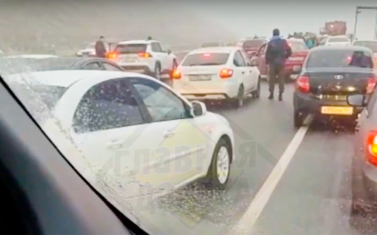 Машины влетают друг в друга по голому льду: дорожный коллапс в Ставрополье (видео)