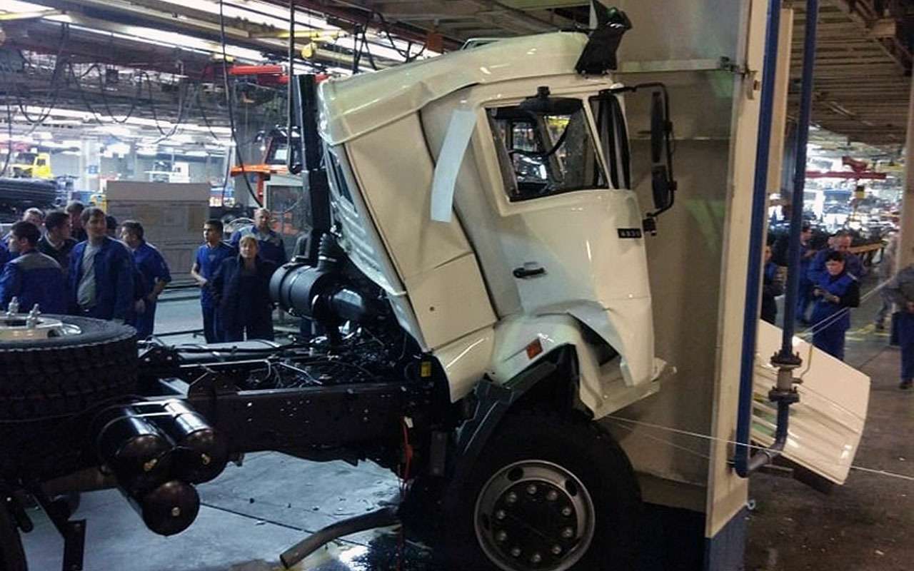 С конвейера — в опору: на КАМАЗе разбился грузовик