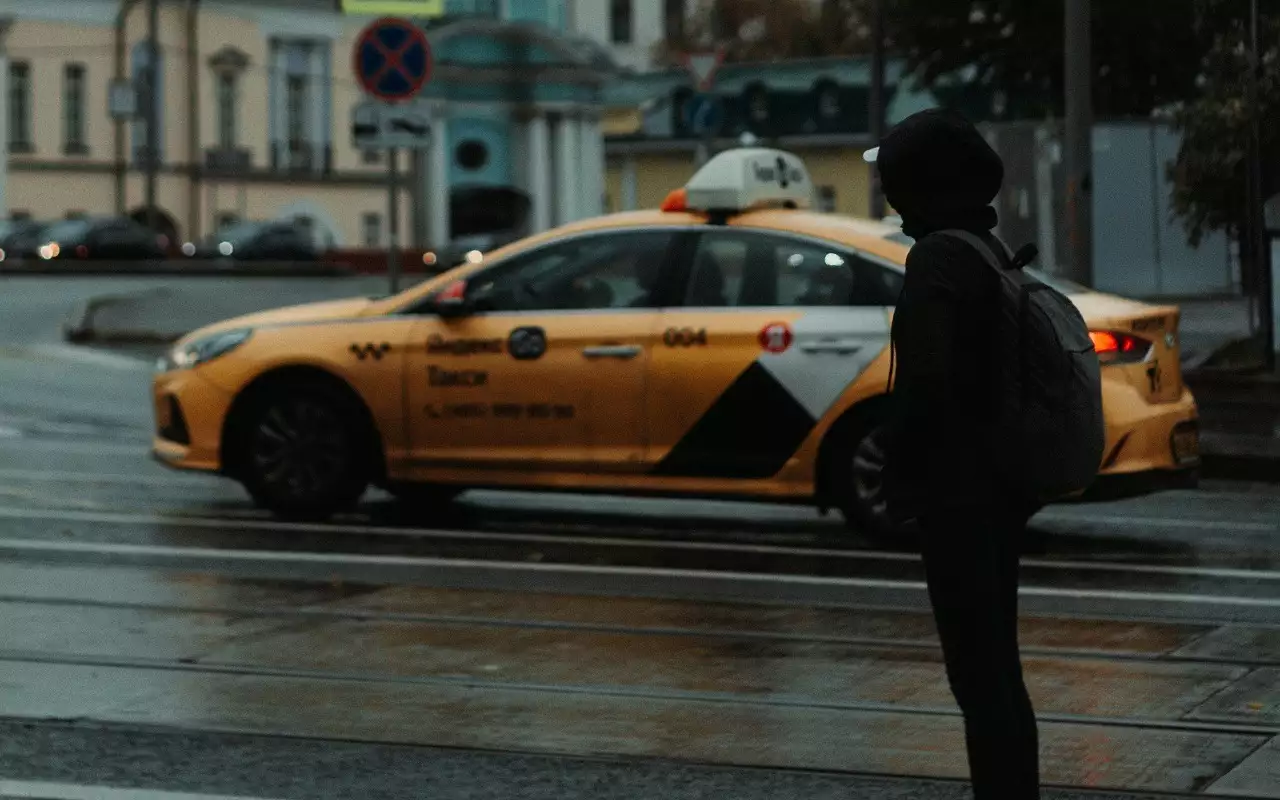В Петербурге таксисты смогут удаленно арендовать автомобили для работы