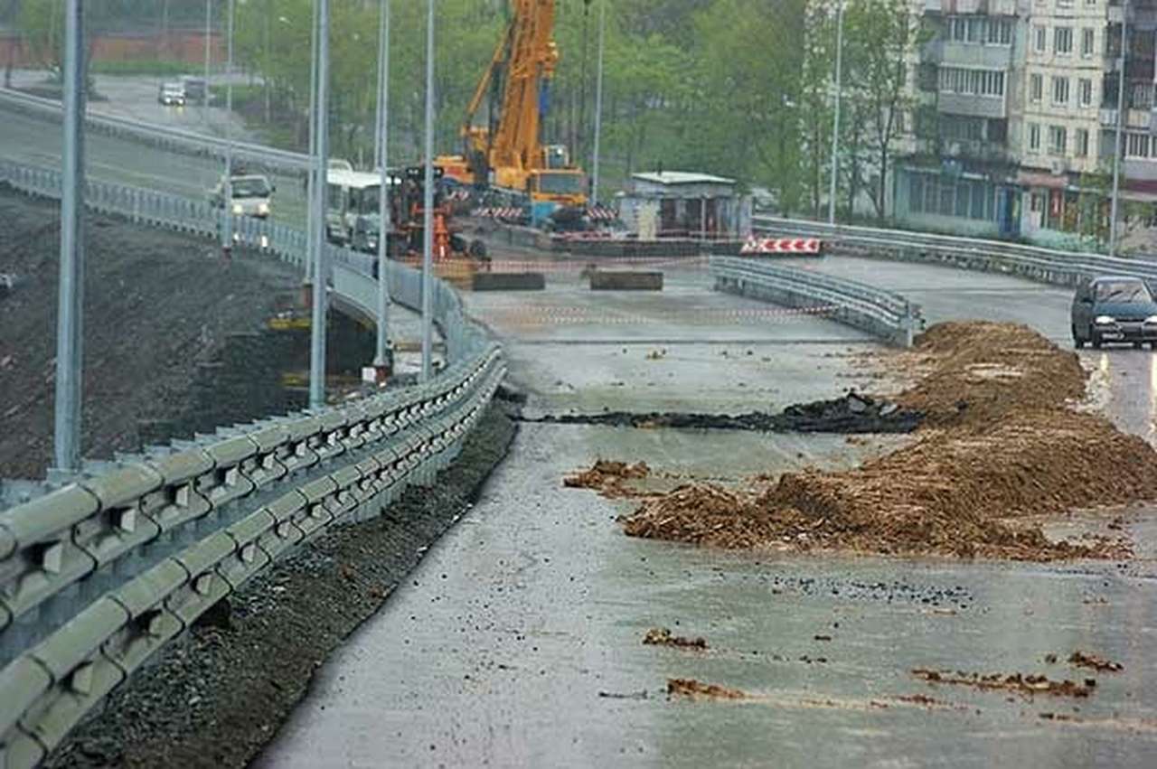 Во Владивостоке новая трасса осыпалась из-за дождя 