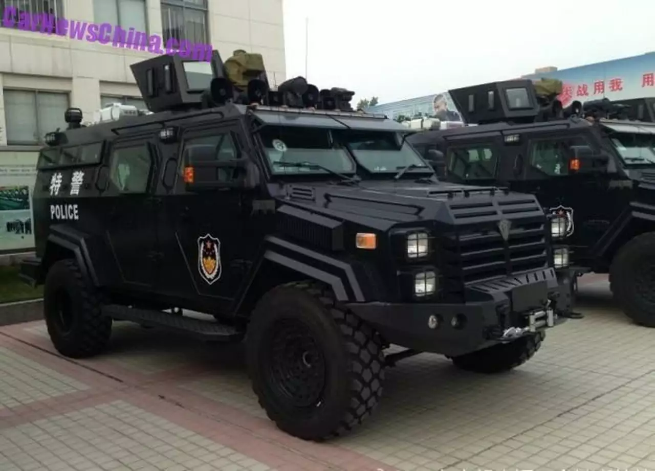 «Саблезубый»: новый БТР на службе у китайских полицейских