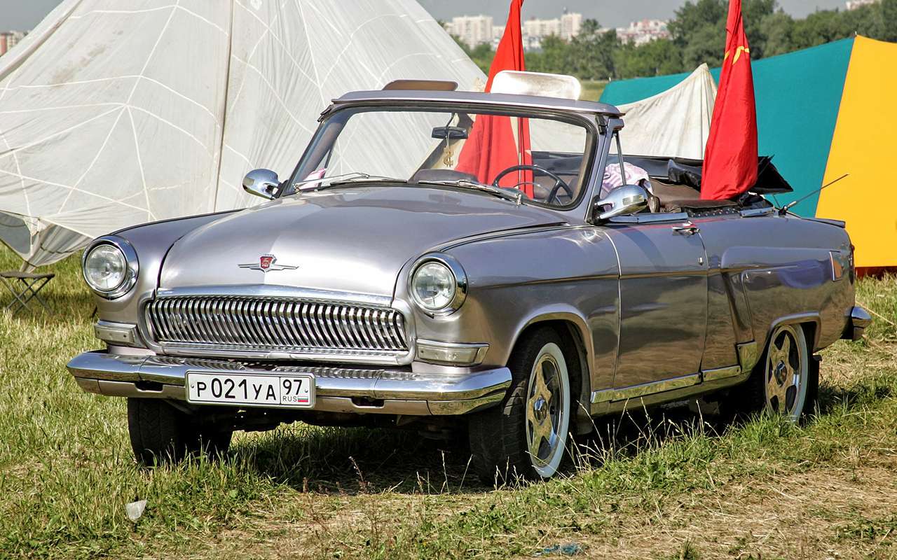 Волга ГАЗ-21, как теперь говорят, культовый, а некогда престижный и малодоступный автомобиль. Почему бы ему не быть кабриолетом? Ведь такие модификации в те годы были у большинства зарубежных аналогов. Тем более что выглядит Волга в таком обличье очень неплохо.