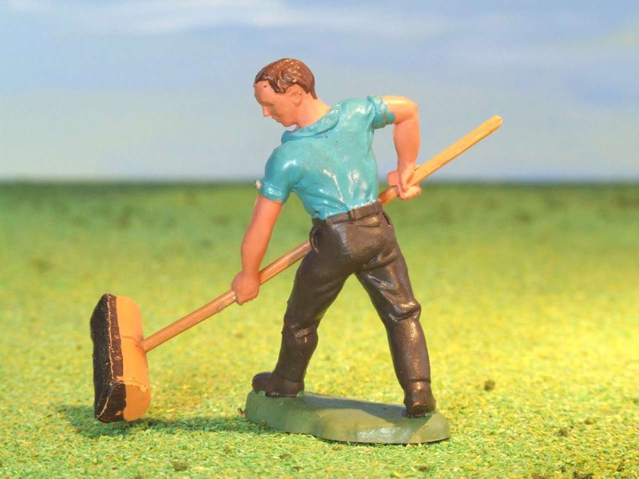 За неоплаченный штраф нарушителя заставили мести улицу