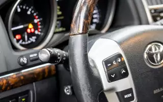 Кожаная часть оплетки руля рановато начинает поблескивать, но существенно ветшает со сглаживанием фактуры обычно лишь к 150–200 тысяч км. Лак на «деревянном» декоре обода тускнеет, а со временем «ламинат» может и протереться.