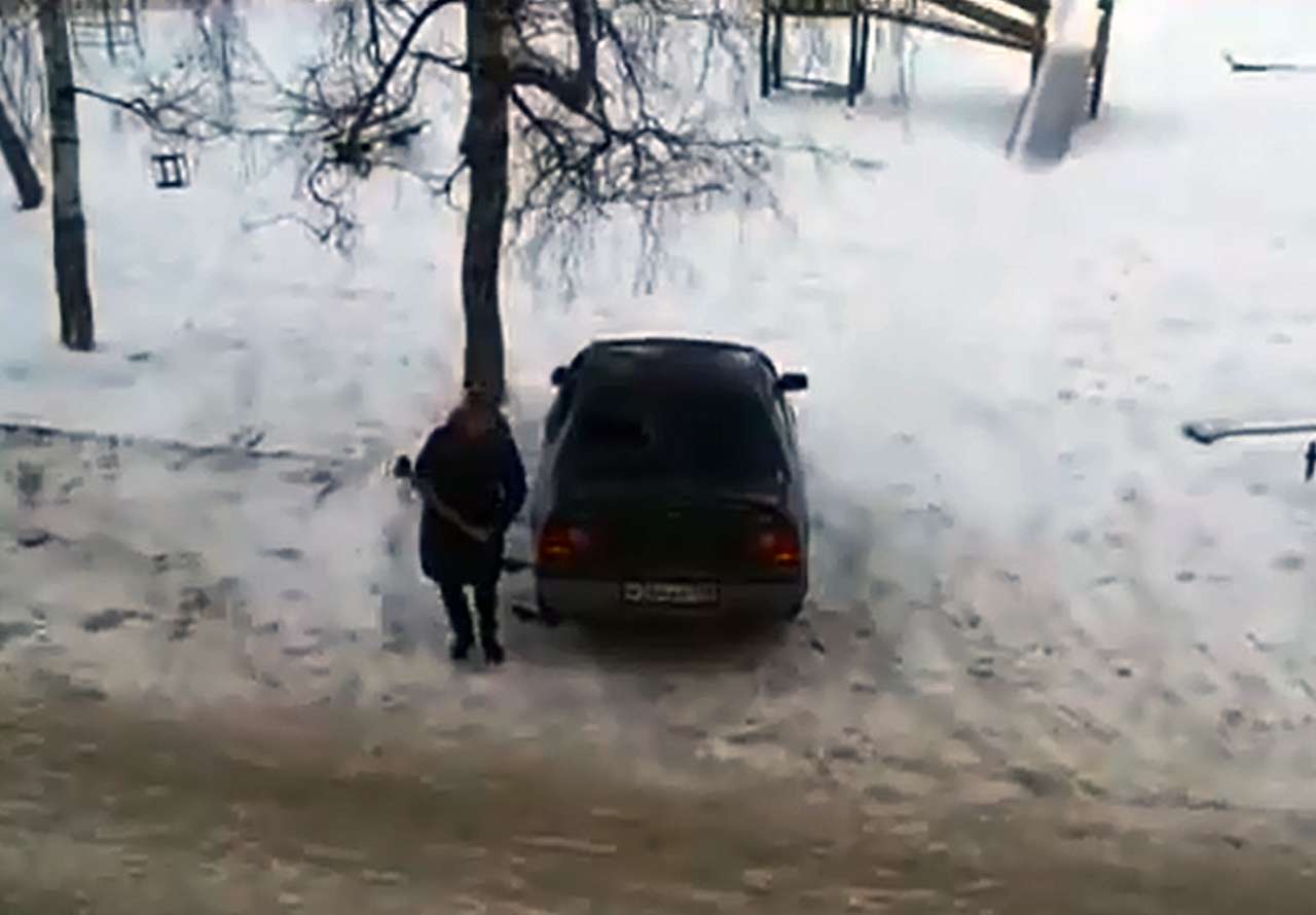 Женщина из Ангарска передала «привет» с помощью кувалды (ВИДЕО)