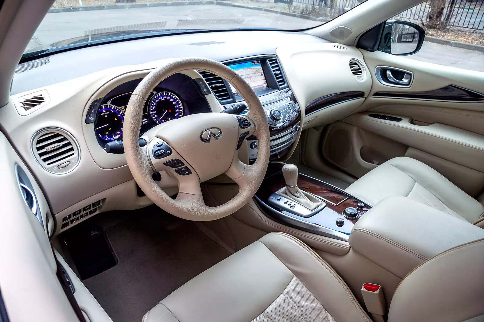 Мерседес c200 бежевый салон. Ауди q7 светлый салон. Ниссан мурано светлый салон. Со светлым салоном. Infiniti jx35 салон.