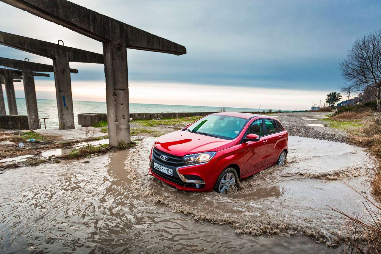 Заявленные 195 мм под днищем, штатная защита двигателя и короткие свесы кузова дарят ощущение вседозволенности даже в отсутствие полного привода.