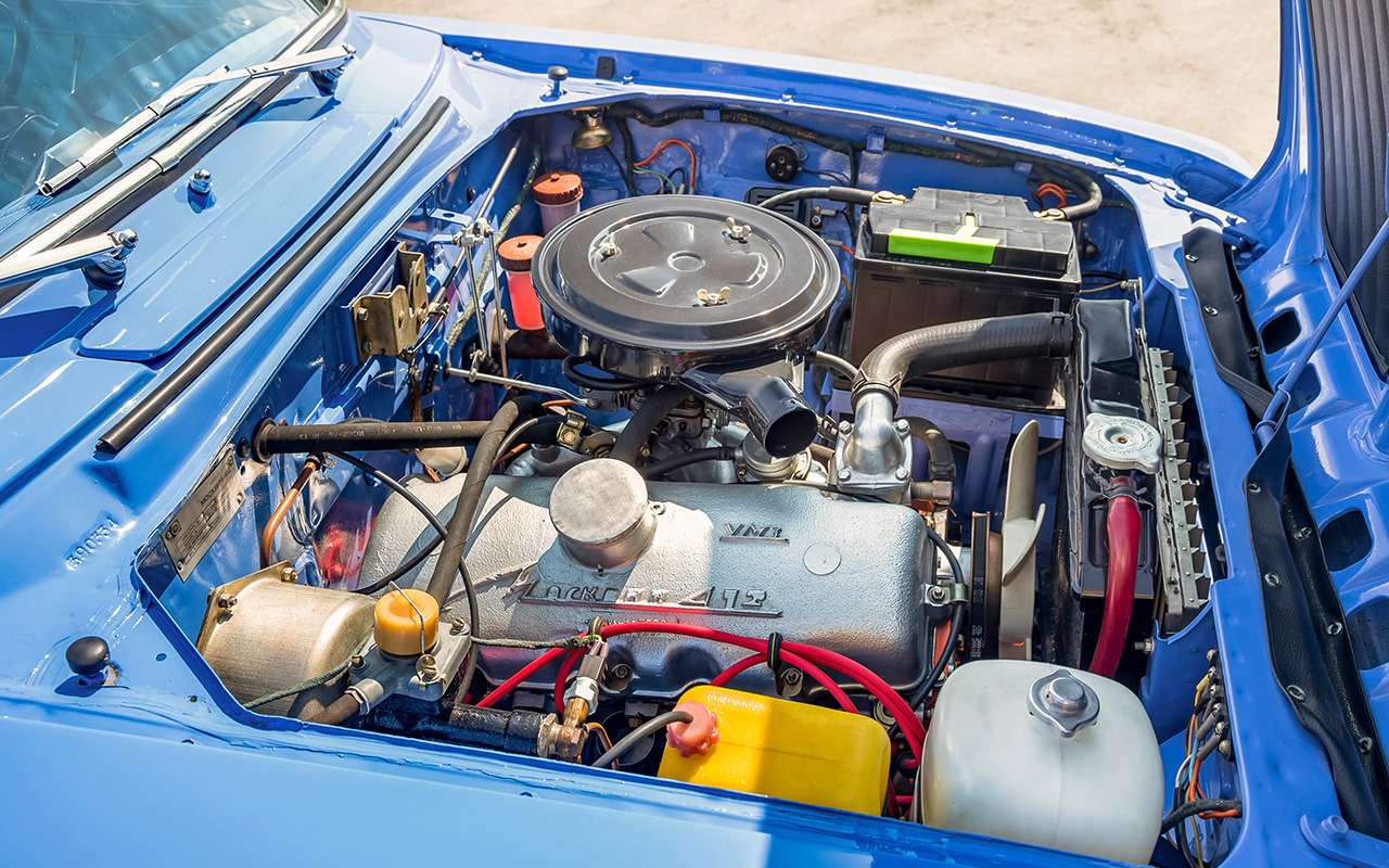 Двигатель Москвич‑412 стоял в моторном отсеке продольно, с наклоном вправо.