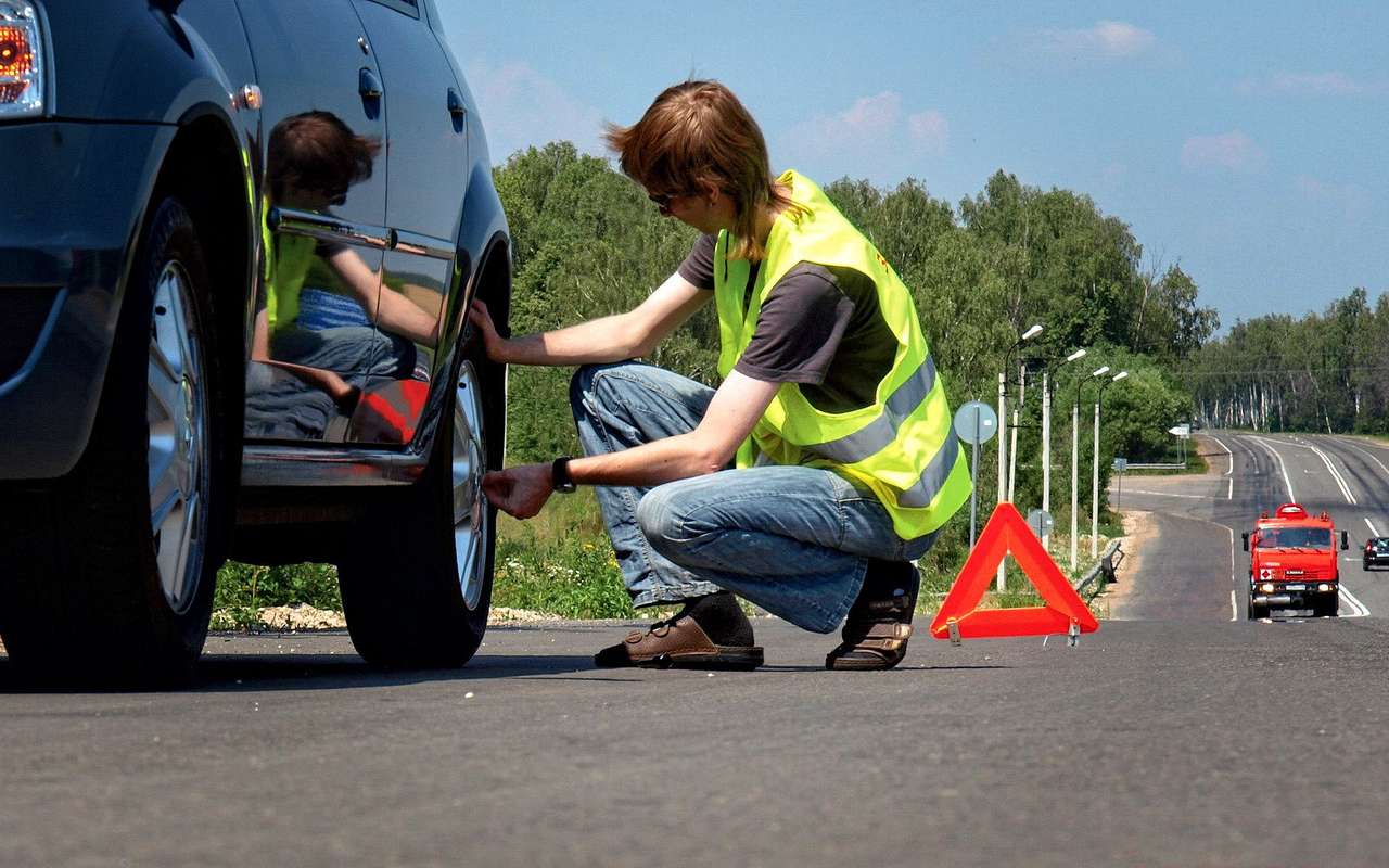 Машина с аварийкой на обочине – цель «черных эвакуаторщиков» и сервисменов. Если владелец не из опытных, то разыграть спектакль и сбить его с толку не составит особого труда.