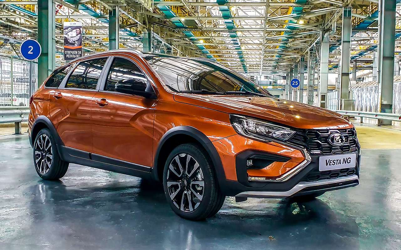 Все кузовные панели – прежние, поэтому сбоку Весту NG можно узнать лишь по новым колесам. На этом SW Кроссе – топовые 17‑дюймовые, двухцветные. В базе – по-прежнему 15‑дюймовая штамповка с колпаками. Средний вариант – 16 дюймов, одноцветные или двухцветные.