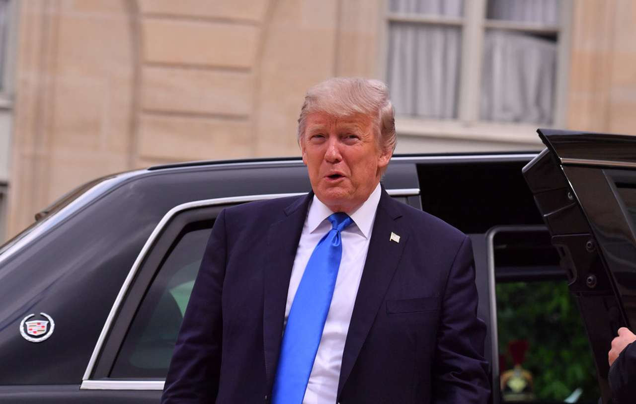 Перепутавшая педали женщина чуть не врезалась в лимузин Дональда Трампа