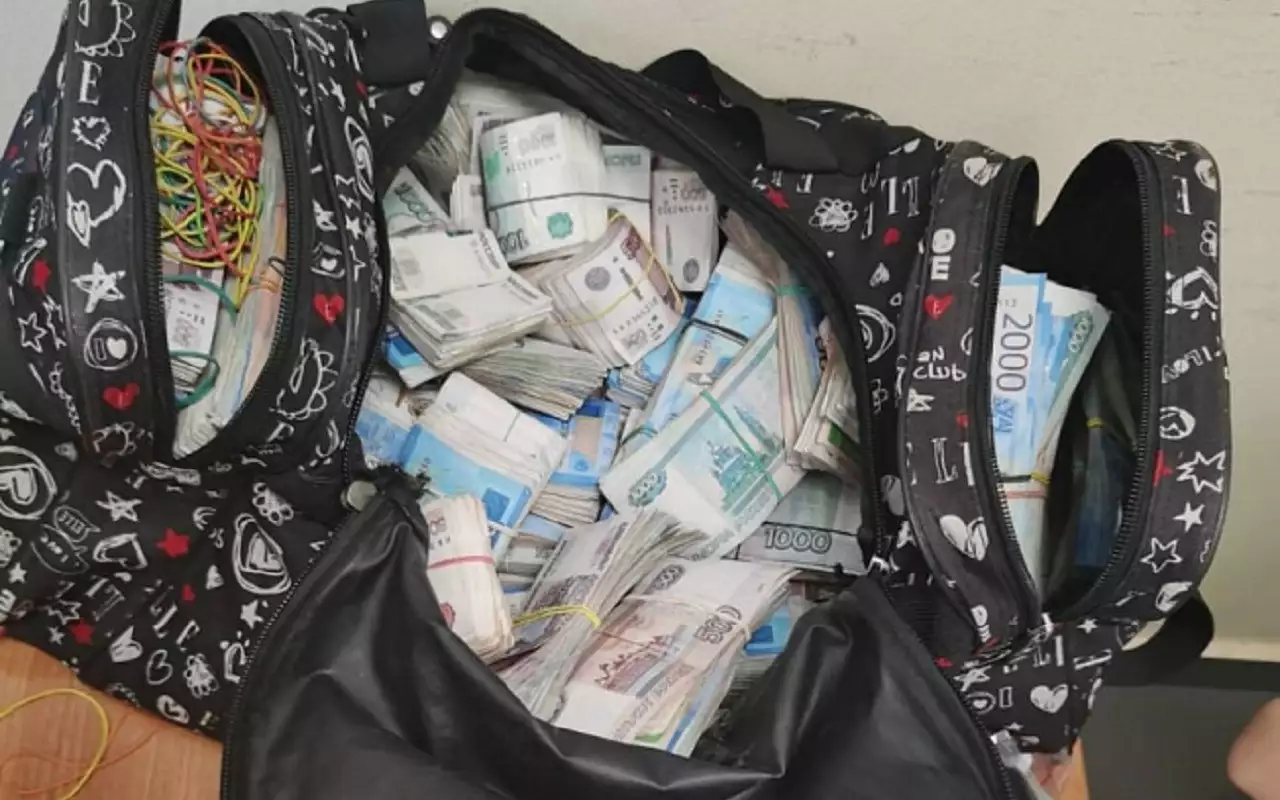 Инкассатор угнал служебный автомобиль, перевозивший 40 млн рублей