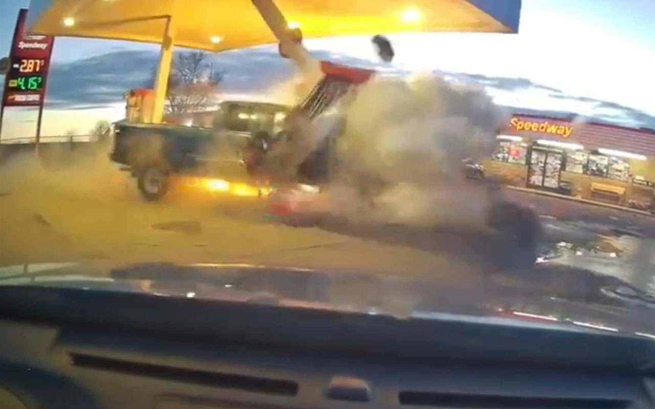 Пикап влетел в бензоколонку и снес АЗС – видео