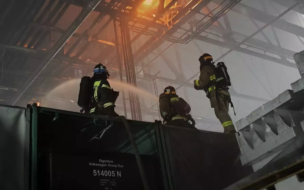 Названа возможная причина пожара на автозаводе в Калуге