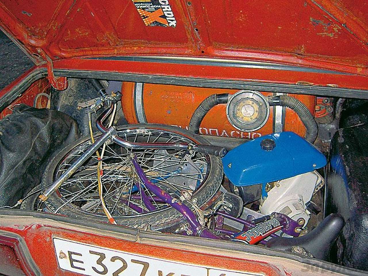 "Породнившиеся" два "бездельника" едут на дачу.